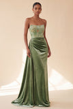 Vestido formal longo longo de veludo sem alças com faixa de espartilho verde, com faixa lateral