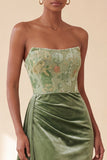 Vestido formal longo longo de veludo sem alças com faixa de espartilho verde, com faixa lateral