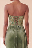 Vestido formal longo longo de veludo sem alças com faixa de espartilho verde, com faixa lateral