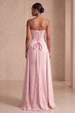 Vestido formal longo e franzido em cetim cor-de-rosa, sem alças