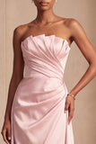 Vestido formal longo e franzido em cetim cor-de-rosa, sem alças