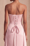 Vestido formal longo e franzido em cetim cor-de-rosa, sem alças