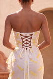 Vestido formal longo de sereia de marfim com folhos e fenda longa e cauda varrida