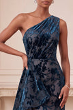 Vestido formal longo de veludo franzido de um ombro com folhos e bainha azul-marinho