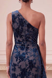 Vestido formal longo de veludo franzido de um ombro com folhos e bainha azul-marinho