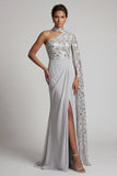 Vestido de mãe da noiva cinzento, bainha, decote alto e franzido num ombro