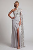Vestido de mãe da noiva cinzento, bainha, decote alto e franzido num ombro