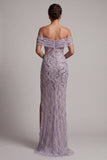 Vestido de mãe da noiva com uma bainha lilasás no ombro, lantejoulas lateralmente