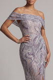 Vestido de mãe da noiva com uma bainha lilasás no ombro, lantejoulas lateralmente