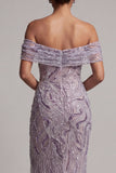Vestido de mãe da noiva com uma bainha lilasás no ombro, lantejoulas lateralmente