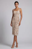 Vestido de mãe da noiva com decote quadrado e decote franzido com decote champanhe e bordado