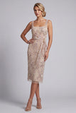 Vestido de mãe da noiva com decote quadrado e decote franzido com decote champanhe e bordado
