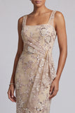 Vestido de mãe da noiva com decote quadrado e decote franzido com decote champanhe e bordado