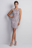Vestido curto de mãe da noiva com decote de bata com bainha lilas, decote de missangas