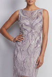 Vestido curto de mãe da noiva com decote de bata com bainha lilas, decote de missangas