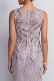 Vestido curto de mãe da noiva com decote de bata com bainha lilas, decote de missangas