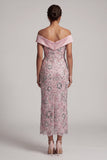 Vestido de mãe da noiva em forma de lantejoulas rosa claro com corte de chá e drapeado