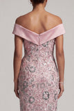 Vestido de mãe da noiva em forma de lantejoulas rosa claro com corte de chá e drapeado