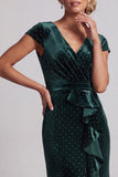 Vestido de Mãe da Noiva, Sereia Assimétrica com Mangas Curtas Verde-Escuras e Abertura de Folhos