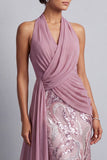 Vestido de mãe da noiva com gola de chiffon em chiffon de glicínia com decote de lantejoulas varridas de sereia varrida