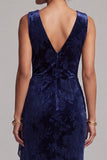 Vestido longo de mãe da noiva Jacquard com decote em V em veludo azul-marinho escuro e faixa drapeada