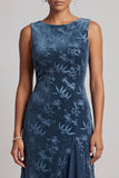 Vestido de mãe da noiva assimétrico com decote bateau azul-marinho escuro, veludo jacquard, assimétrico com abertura de folhos