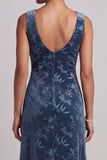 Vestido de mãe da noiva assimétrico com decote bateau azul-marinho escuro, veludo jacquard, assimétrico com abertura de folhos