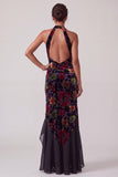 Veludo preto, decote halter e funda franzida, vestido longo de mãe da noiva com abertura de folhos