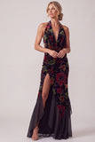 Veludo preto, decote halter e funda franzida, vestido longo de mãe da noiva com abertura de folhos
