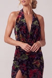 Veludo preto, decote halter e funda franzida, vestido longo de mãe da noiva com abertura de folhos