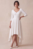 Vestido de noivado branco em linha A alta-baixa com decote em V, mangas 3/4