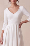 Vestido de noivado branco em linha A alta-baixa com decote em V, mangas 3/4
