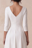 Vestido de noivado branco em linha A alta-baixa com decote em V, mangas 3/4