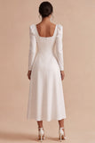 Vestido de noivado longo branco, decote quadrado, linha A e mangas compridas