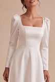 Vestido de noivado longo branco, decote quadrado, linha A e mangas compridas