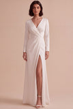 Vestido de noivado branco, decote em V, linha franzida, com fenda
