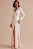 Vestido de noivado branco, decote em V, linha franzida, com fenda