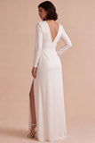 Vestido de noivado branco, decote em V, linha franzida, com fenda