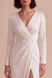 Vestido de noivado branco, decote em V, linha franzida, com fenda