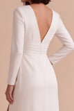 Vestido de noivado branco, decote em V, linha franzida, com fenda