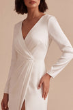 Vestido de noivado branco, decote em V, linha franzida, com fenda