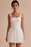 Vestido Curto Branco Pequeno Branco de Decote Quadrado e Decote Quadrado