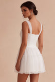 Vestido Curto Branco Pequeno Branco de Decote Quadrado e Decote Quadrado