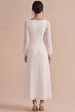 Vestido de noivado longo branco com decote quadrado e linha A e mangas compridas
