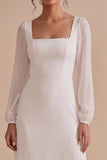 Vestido de noivado longo branco com decote quadrado e linha A e mangas compridas