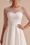 Vestido de noivado branco com decote ilusão alto-baixo assimétrico com linha A e mangas 3/4