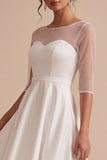 Vestido de noivado branco com decote ilusão alto-baixo assimétrico com linha A e mangas 3/4
