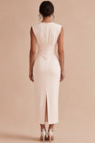 Vestido de noivado branco com decote em V e decote em V, com fenda nas costas