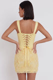 Espartilho amarelo claro, pérolas, apliques florais, alças grossas, bodycon, vestido curto de regresso a casa.