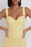 Espartilho amarelo claro, pérolas, apliques florais, alças grossas, bodycon, vestido curto de regresso a casa.